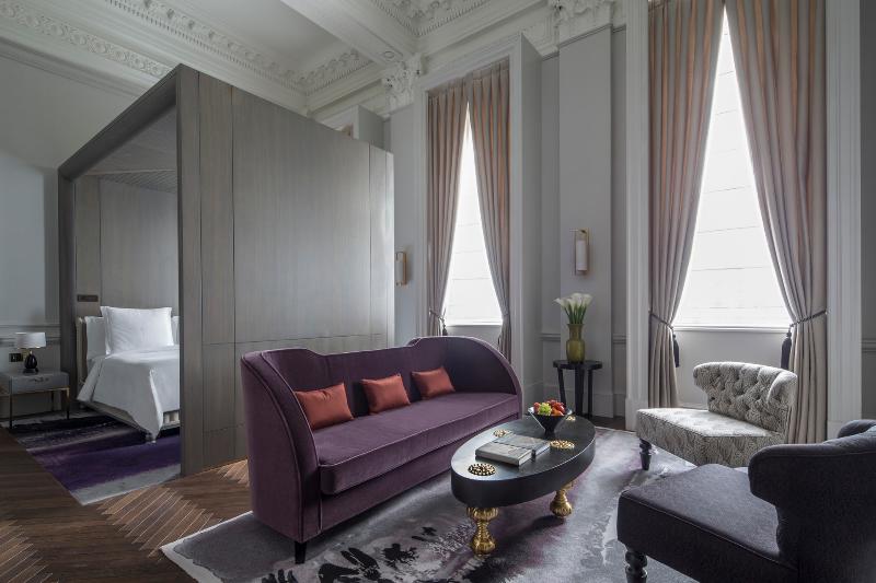 מיטת קינג בסוויטה, Four Seasons Hotel London At Tower Bridge