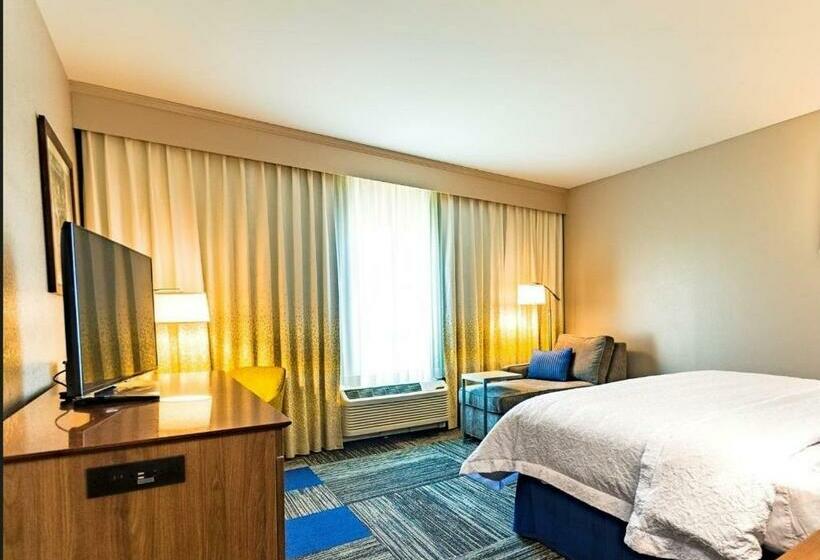 带大床的行政房间, Hampton Inn Lockport Buffalo