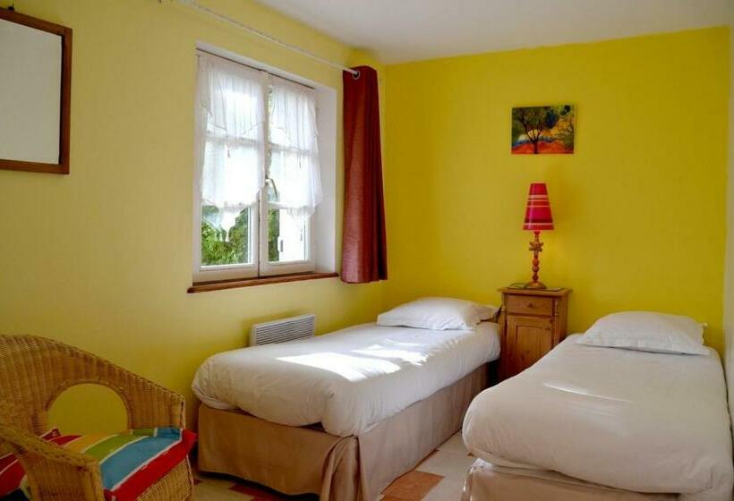 Семейное Бунгало, Hôtel Les Grands Chênes