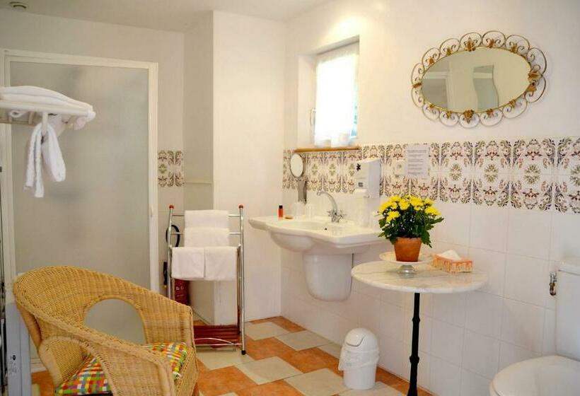 Семейное Бунгало, Hôtel Les Grands Chênes