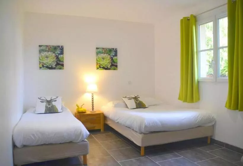 デラックスバンガロー, Hôtel Les Grands Chênes