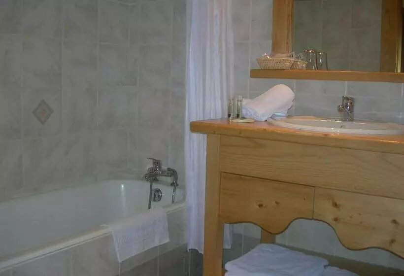 Standard Kolmen Hengen Huone, Le Cordonant
