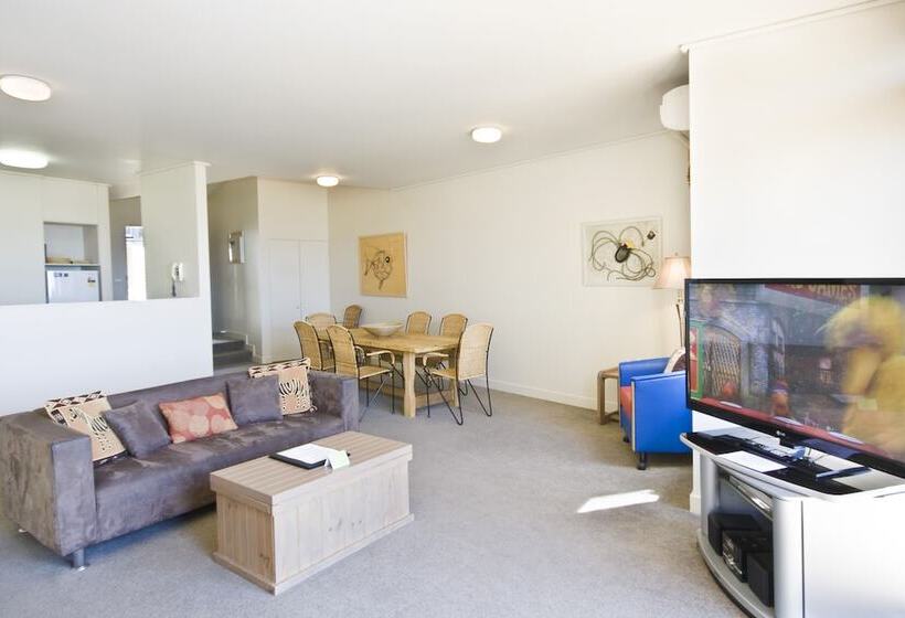 Апартаменты 3 Спальни Вид на Море, Lornebeach Apartments