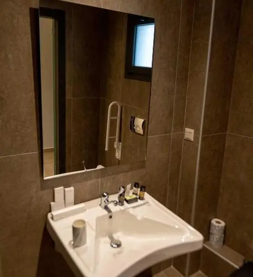 Quarto Standard para Deficientes, Mirror