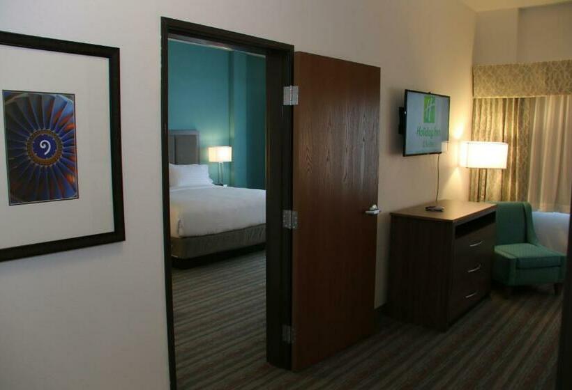 מיטת קינג בסוויטה, Holiday Inn & Suites Denver Tech Center Centennial, An Ihg