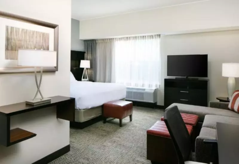キングサイズベッドのスイートルーム, Staybridge Suites Des Moines Downtown, An Ihg