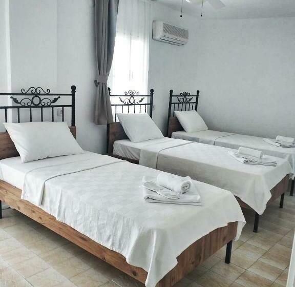 带阳台的三人标准间, Otel A