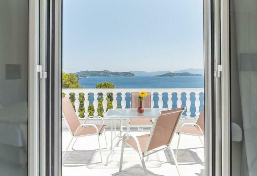 סטודיו סופריור, Cape Blue Suites