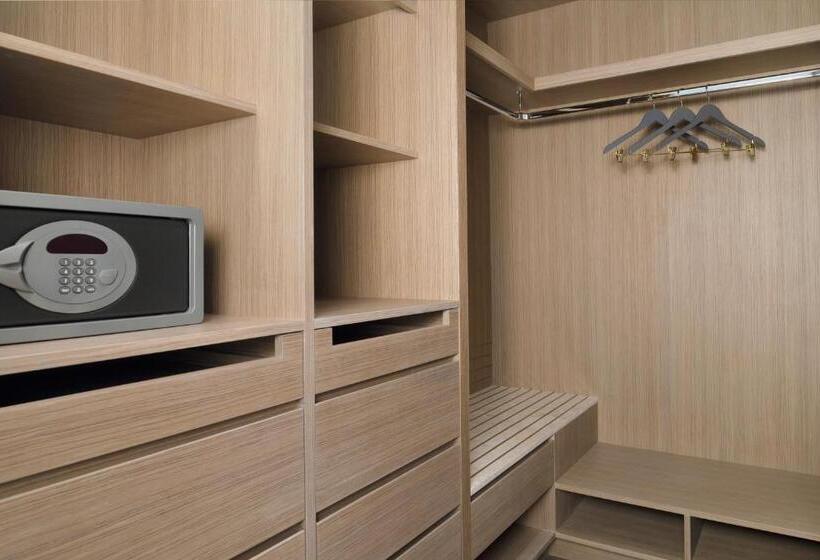 2 Bedrooms Apartment City View