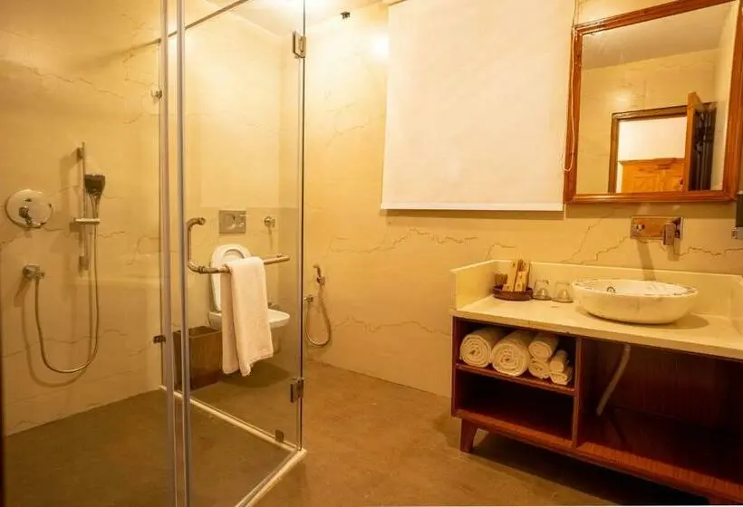 キングサイズベッドのデラックスルーム, Chillaru Spa & Resort