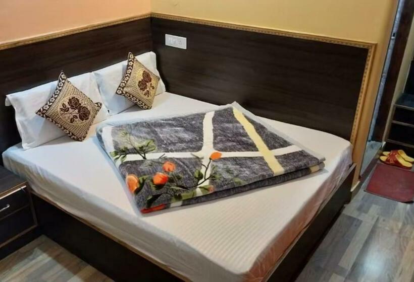 Quarto Quádruplo Deluxe, Tirupati Regency Anandam