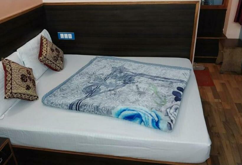 Quarto Quádruplo Deluxe, Tirupati Regency Anandam