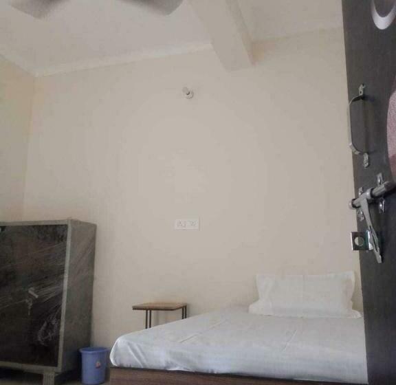 三人经典房间, Oyo Bhavya Guest House