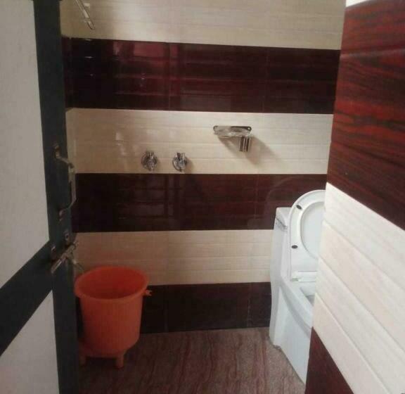 三人经典房间, Oyo Bhavya Guest House