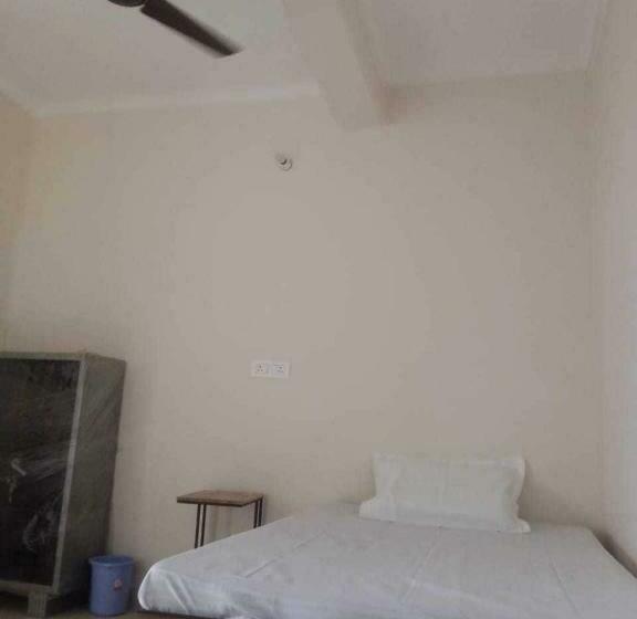 Трехместный Номер Классика, Oyo Bhavya Guest House