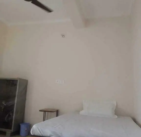 トリプルクラシックルーム, Oyo Bhavya Guest House