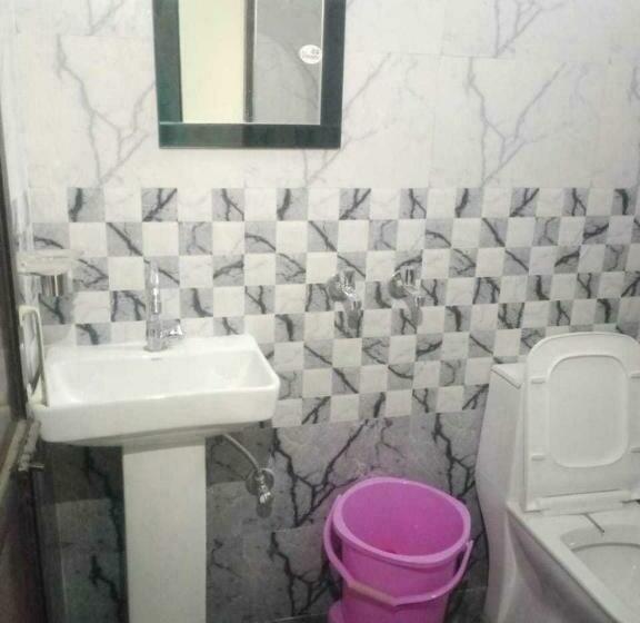 三人经典房间, Oyo Bhavya Guest House