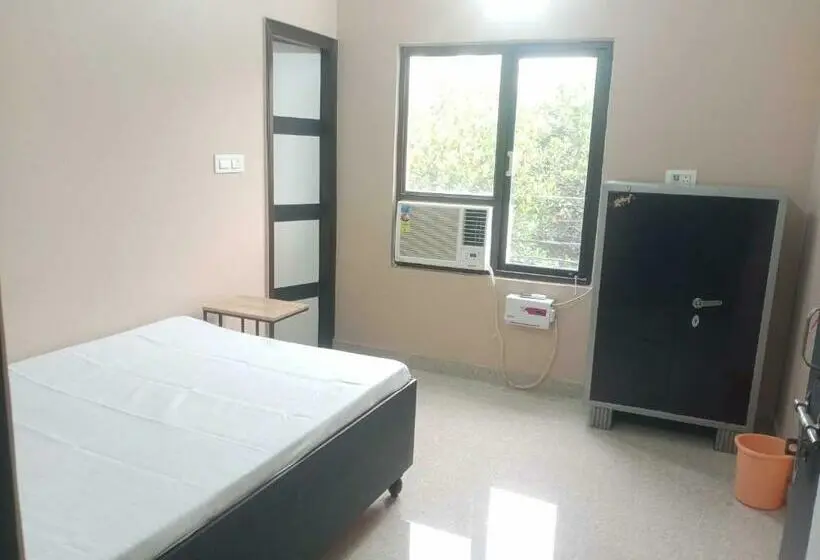 トリプルクラシックルーム, Oyo Bhavya Guest House