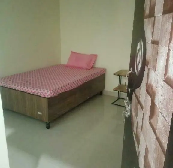 トリプルクラシックルーム, Oyo Bhavya Guest House