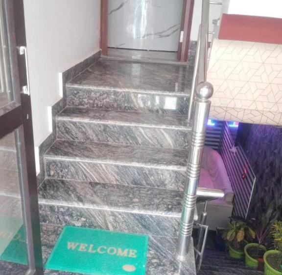 三人经典房间, Oyo Bhavya Guest House