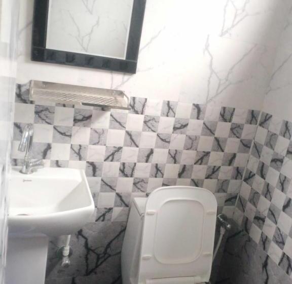 三人经典房间, Oyo Bhavya Guest House