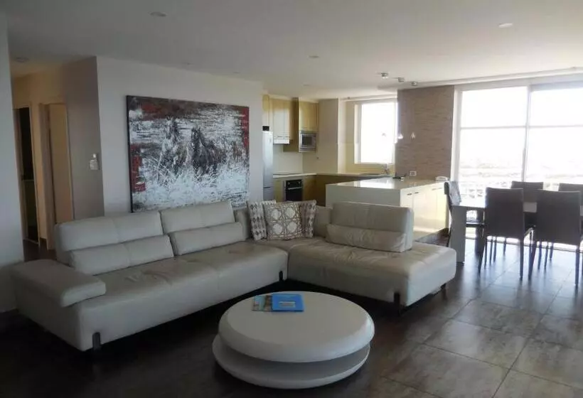 3 Bedroom Premium Apartment, 2nd Avenue Beachside Apartments