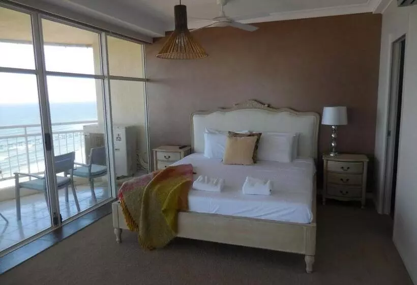 3 Bedroom Premium Apartment, 2nd Avenue Beachside Apartments