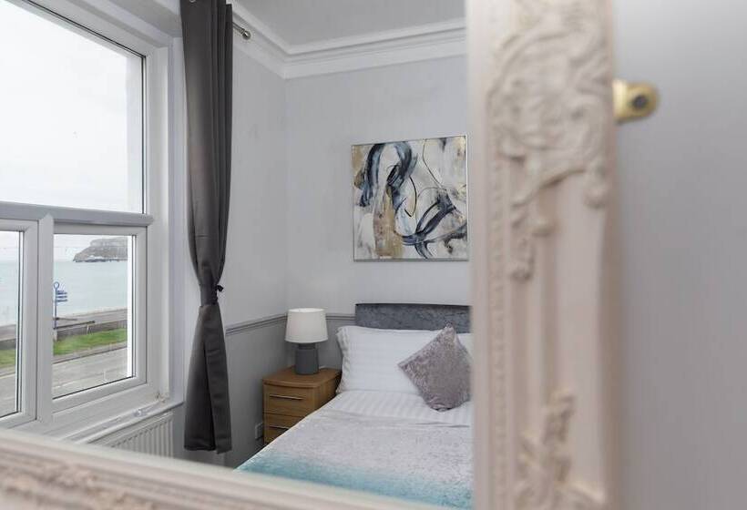 غرفة قياسية مطلّة علي البحر, The Manor