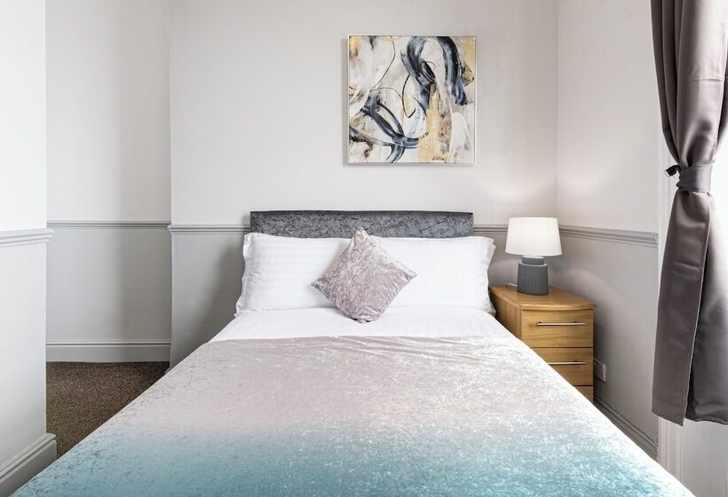 غرفة قياسية مطلّة علي البحر, The Manor