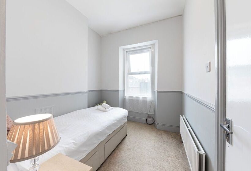 غرفة قياسية فردية, The Manor