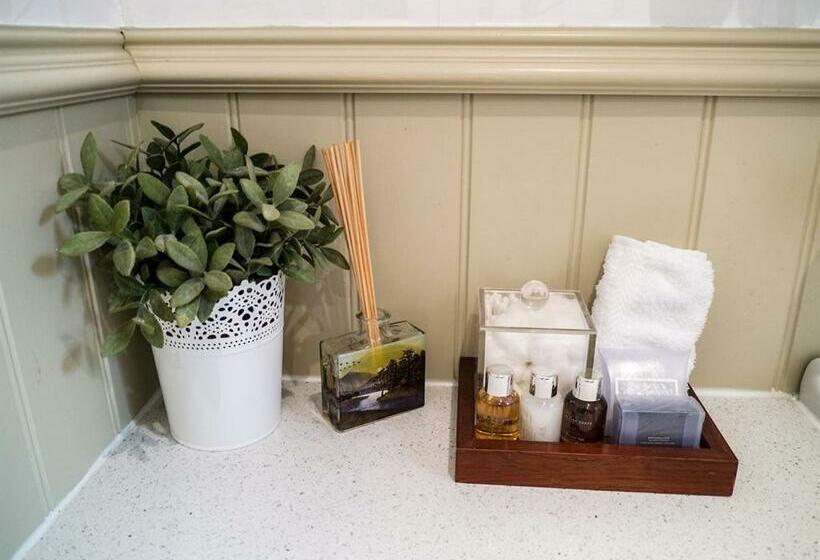 חדר משפחתי, The Golf Tavern