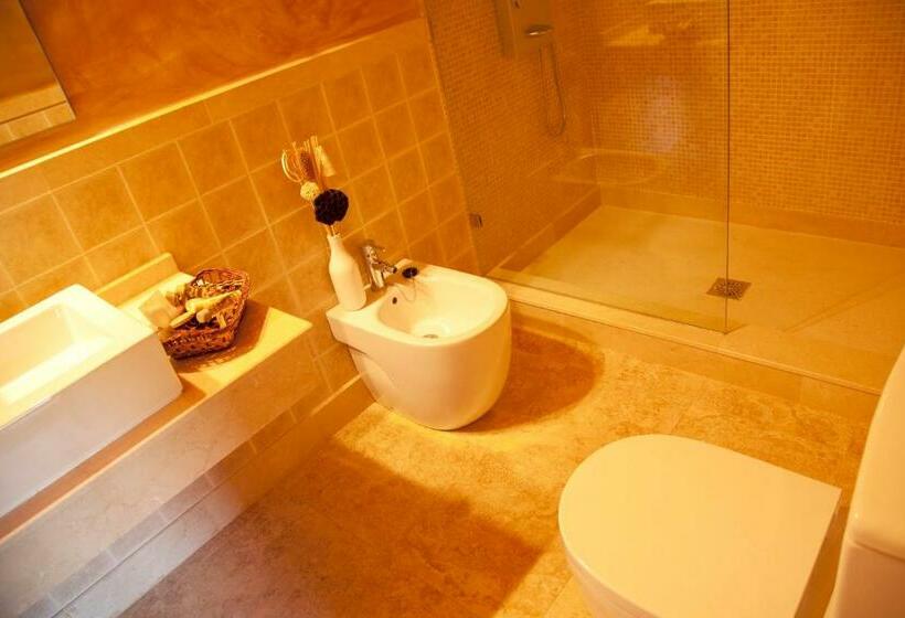 جناح جونيور, Arohaz Hotel & Restaurante