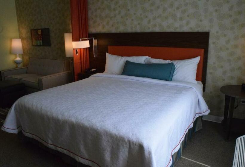 带大床的套房, Home2 Suites By Hilton Portland