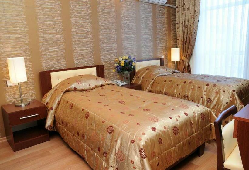 اتاق استاندارد سه نفره, Kar