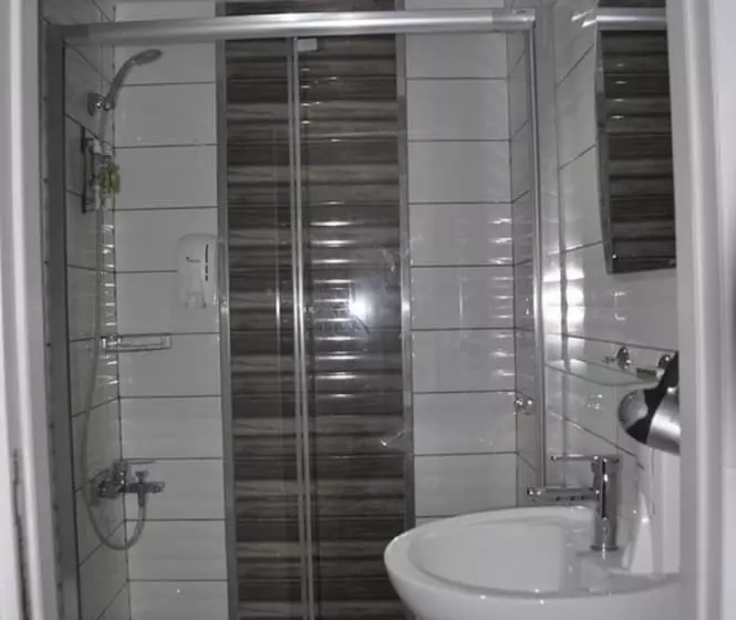 اتاق استاندارد سه نفره, Kar