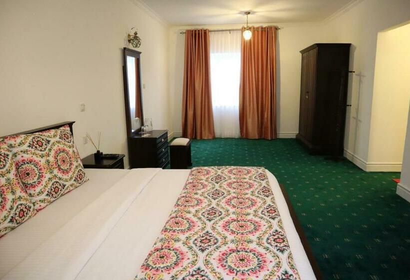 Номер Стандарт, Little England By Celeste