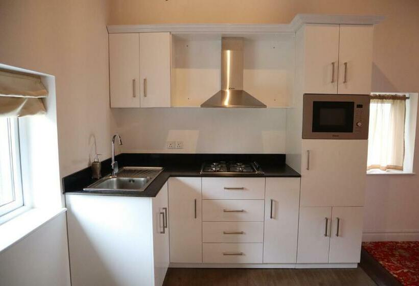 Номер Стандарт, Little England By Celeste