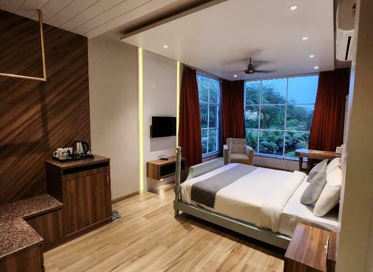 إستوديو قياسى ذو إطلالة, Alwar Vanyaevilas