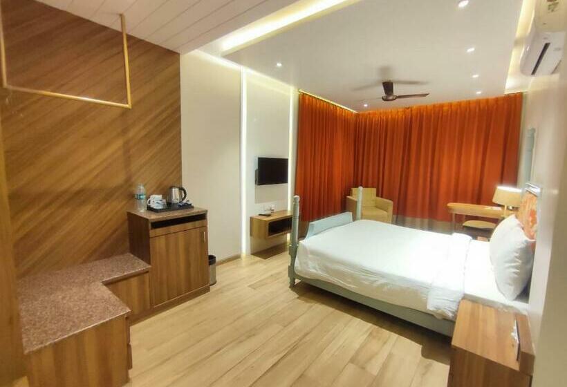 إستوديو قياسى ذو إطلالة, Alwar Vanyaevilas