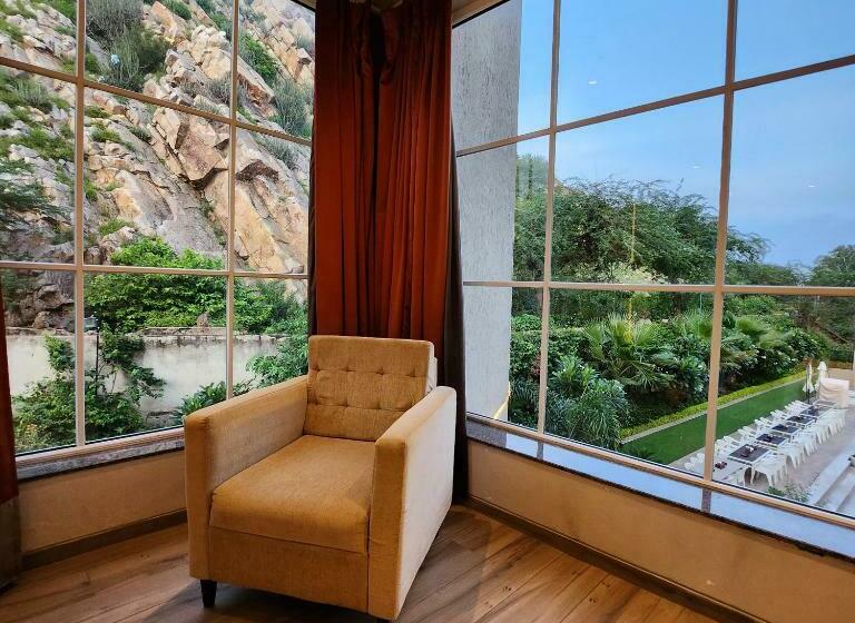 إستوديو قياسى ذو إطلالة, Alwar Vanyaevilas