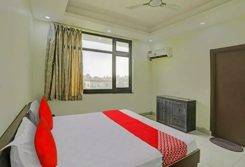 Classic Kolmen Hengen Huone, Oyo Flagship Shree Shyam Kripa Hotel And Restaurant