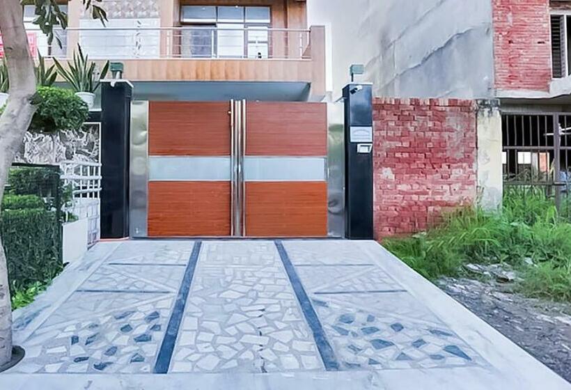 Quarto Deluxe, Near Hauz Khas Fort