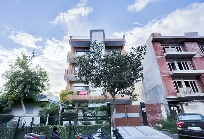 اتاق لوکس, Near Hauz Khas Fort