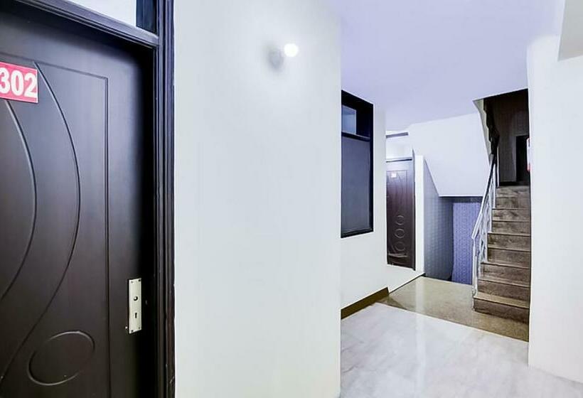 اتاق لوکس, Near Hauz Khas Fort