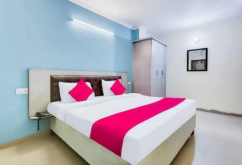 اتاق لوکس, Near Hauz Khas Fort