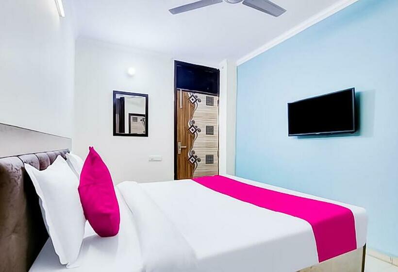 Quarto Deluxe, Near Hauz Khas Fort