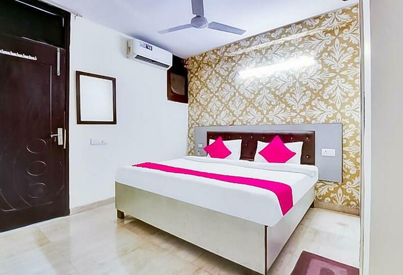 اتاق لوکس, Near Hauz Khas Fort