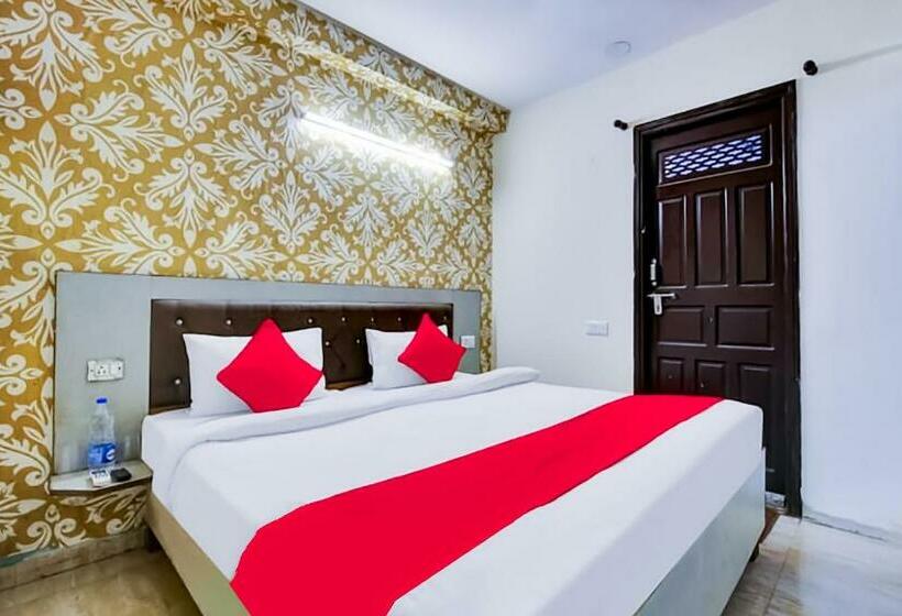 اتاق لوکس, Near Hauz Khas Fort