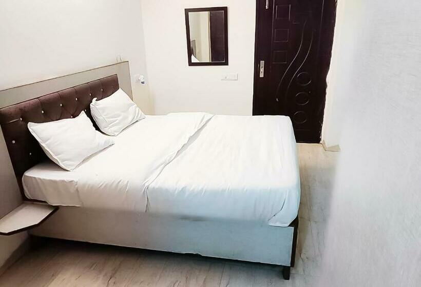 اتاق لوکس, Near Hauz Khas Fort