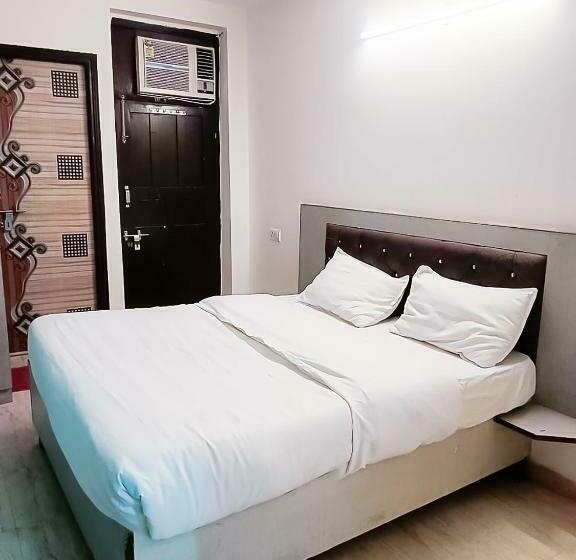 اتاق لوکس, Near Hauz Khas Fort